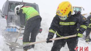 47人被困、积雪近1米 内蒙古消防“浴雪”救援