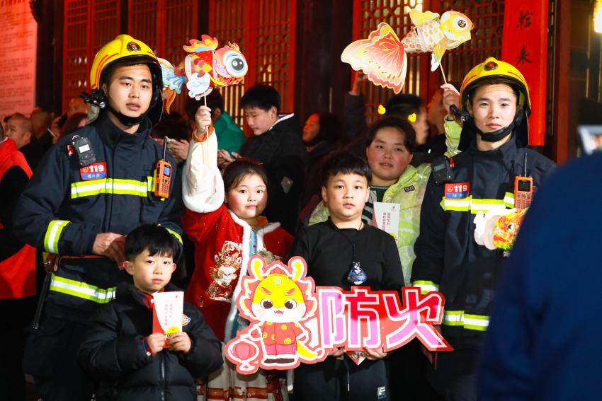 新春走基层 | 除夕四川消防共接处警1486起 提醒市民欢度佳节勿忘安全