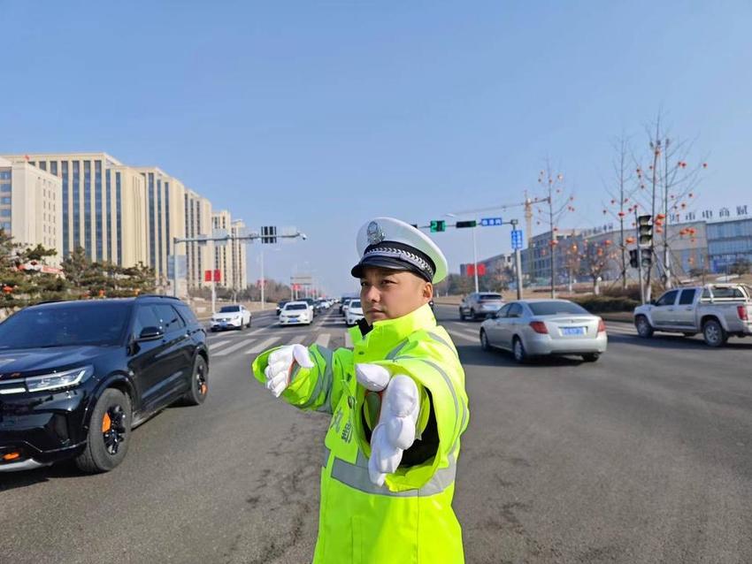 威海公安交警六大队春节保障道路畅通