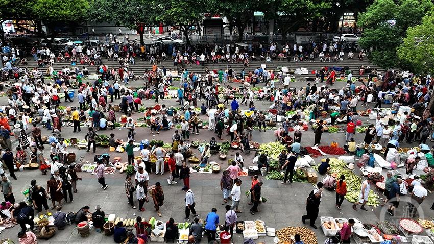 重庆忠县：广场变菜市 这里“烟火”正浓