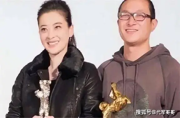 她是最“傻”女演员，闪婚2次倒贴全部身家，如今逆袭成百亿富豪