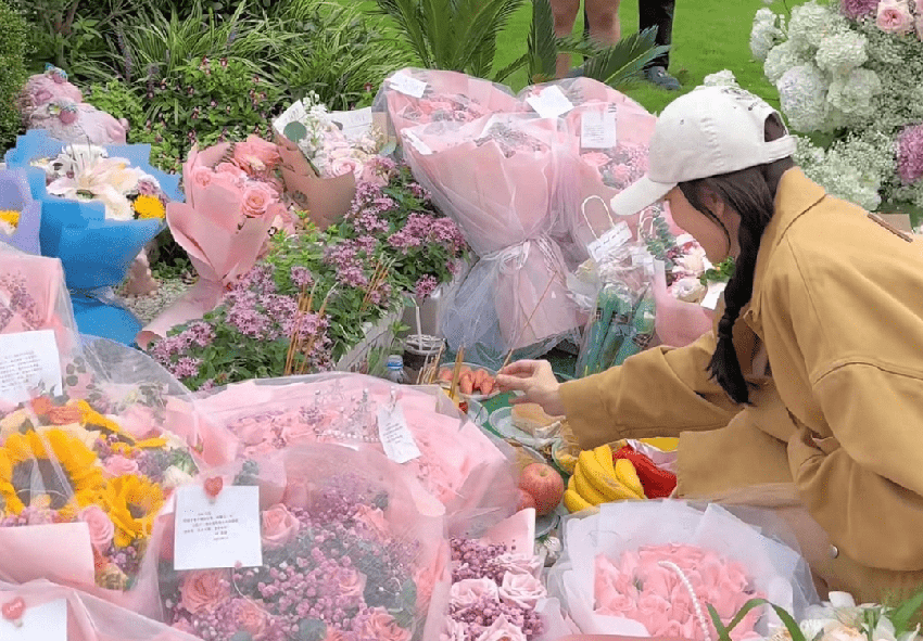 乔任梁去世7年，陈乔恩现身墓地祭拜，跟乔妈牵手热聊宛如母女