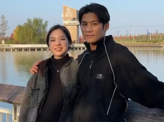 大杨哥豪宅内庆结婚2周年，亲自下厨抠鼻被嫌脏，女方疑表情冷淡