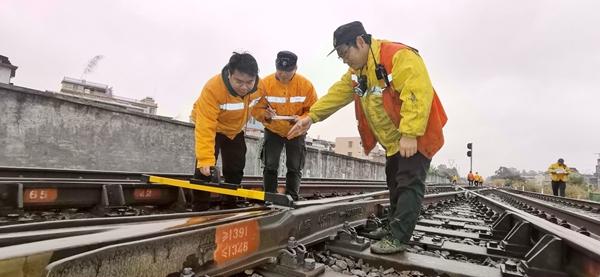 玉林工务段全面“体检”设备护航春运安全