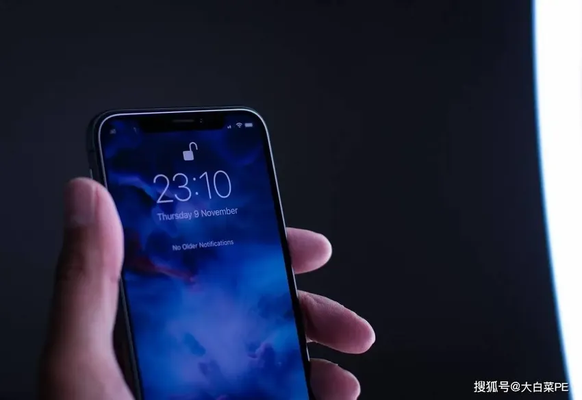 直播拆iPhone16，惊现“不锈钢”外壳电池，怕爆炸？那你还买吗