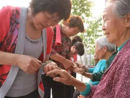 北大教授去世后，博士儿子用塑料袋装骨灰，殡仪馆骂他大逆不道，网友：做得好