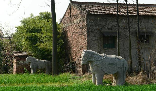 陕西一个无名古墓被盗，出土27吨重精美石椁，墓主人是谁？