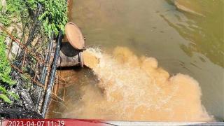 萍乡市城管支队查处向排水管网乱排泥浆违法行为