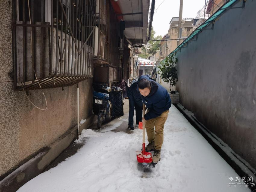 除雪保畅 珞珈山街幼儿园在行动