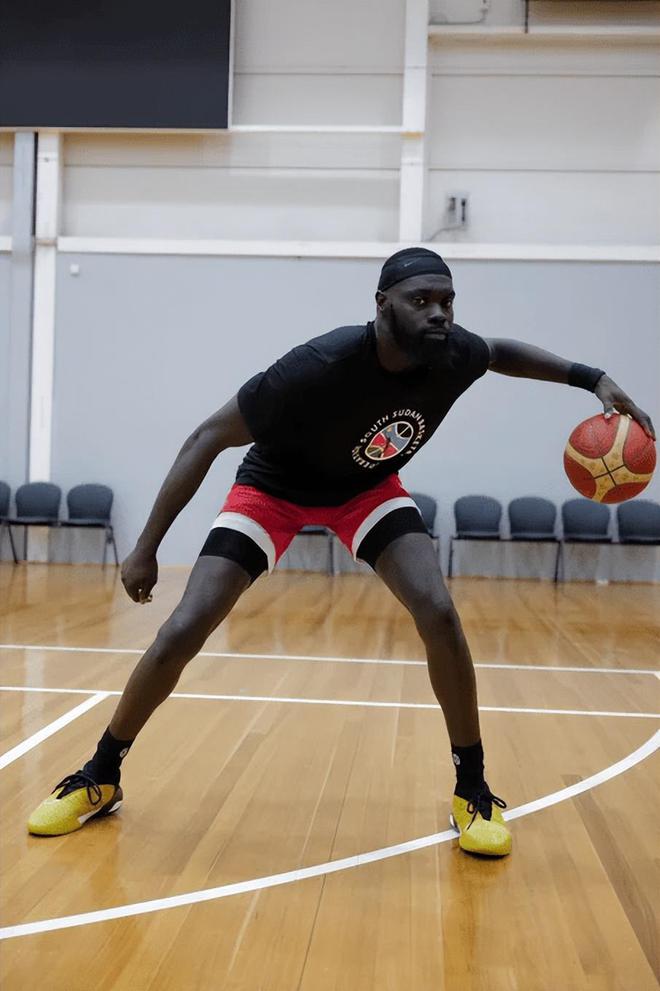 男篮大危机！小组最弱鱼腩连签4大NBA球员，湖人球星狙击周琦乔帅