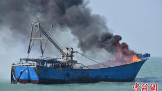 广西北部湾海域一渔船失火12人被困 海警紧急救援