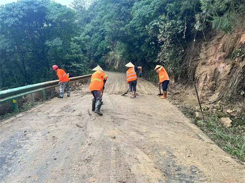 铅山公路中心:加强防汛巡查 清除塌方保畅通