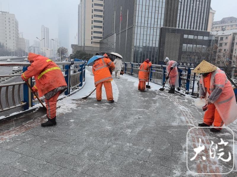 合肥城管与环卫工人走上街头除雪铲冰