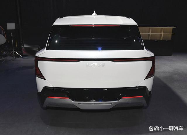 起亚全新SUV EV5将上市，外观很科幻，配比亚迪电池