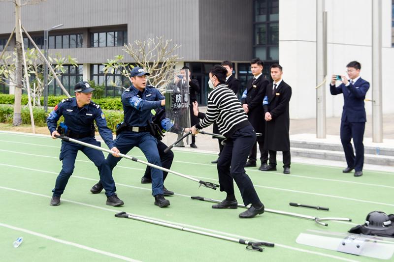 南宁首个校园责任民警制在鲁班路小学启动