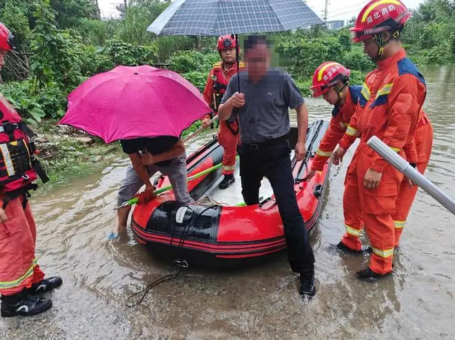 暴雨中，武汉消防紧急展开涉水救援，营救出多名被困群众