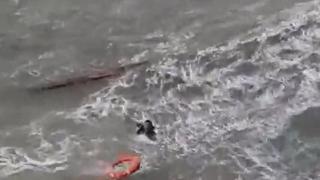 福州一海域发生翻船事故，有人在海上漂浮4小时后被发现，海警局：2人获救4人失联，搜救工作仍在进行