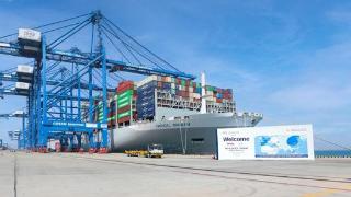 全球最大型集装箱船首航停靠中远海运阿布扎比码头