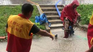 帮助困难群众排涝抢险 泰州姜堰一群志愿者在行动 看看吧