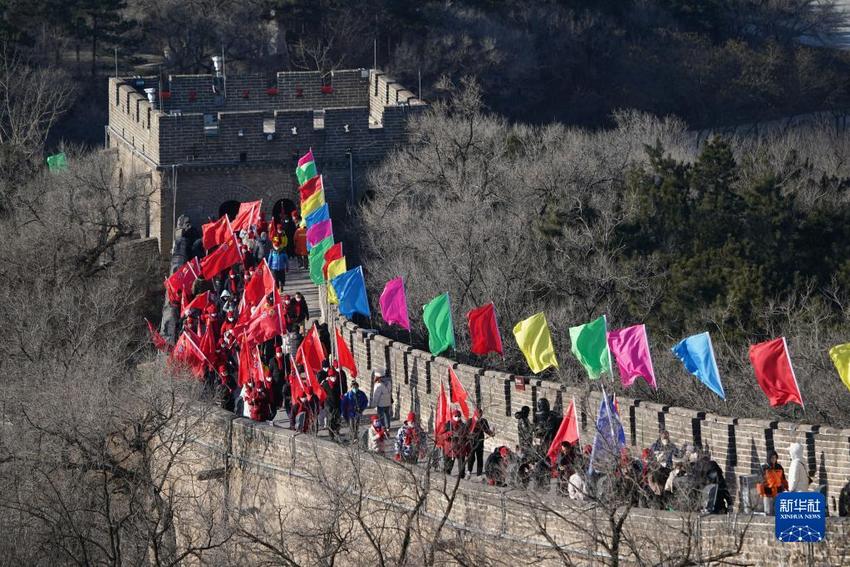 登高迎新年！市民游客在八达岭长城登高望远，健身祈福