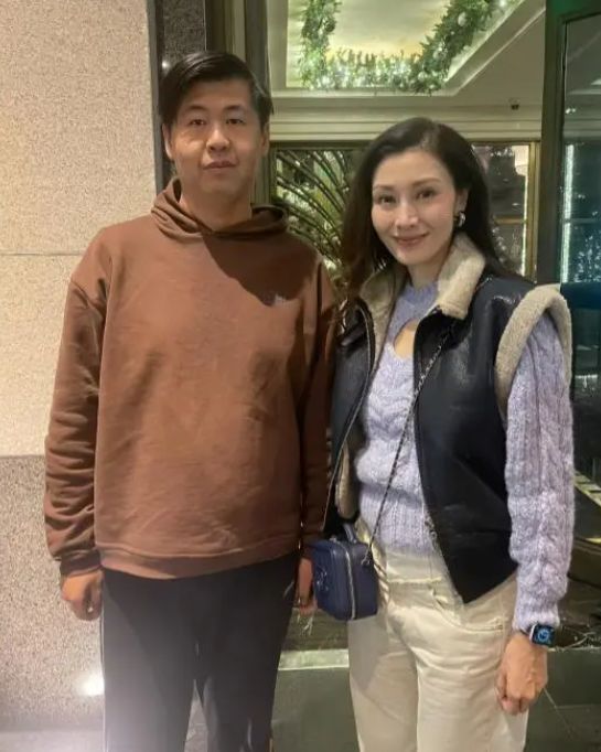 李嘉欣姐妹日本被偶遇，53岁李嘉欣衣品被吐槽，姐姐打扮时髦！