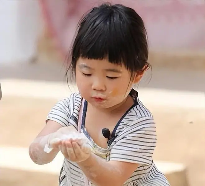 《爸爸去哪儿》10年，八位女孩已亭亭玉立，富养的女儿气质真出众