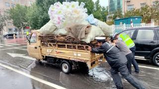 风雨中的逆行者 淄博桓台交警全力做好雨天交通管理工作