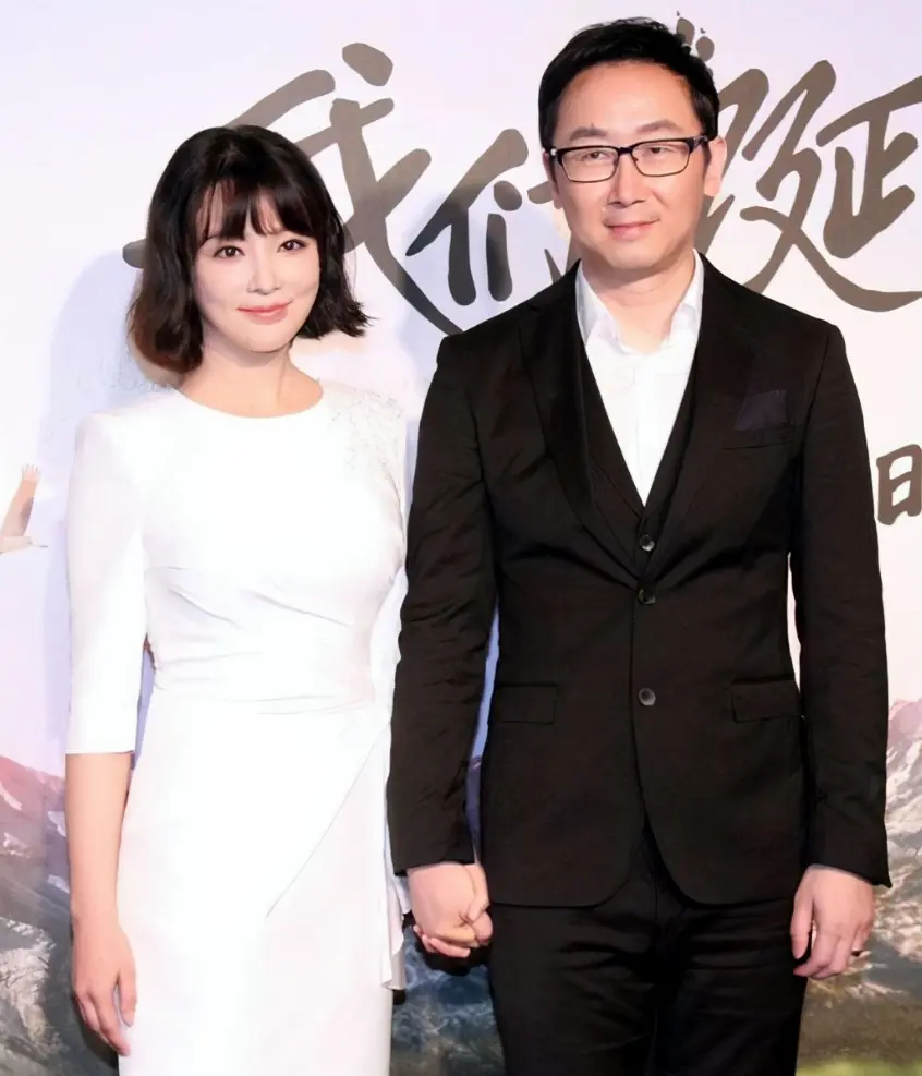 央视主持胡蝶：美貌才华并存，嫁导演陆川9年生2娃，如今生活幸福