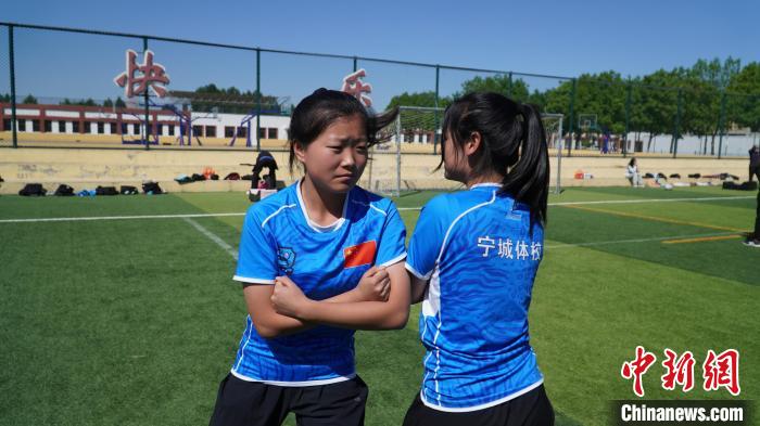 内蒙古县城青少年橄榄球队夏季户外训练忙