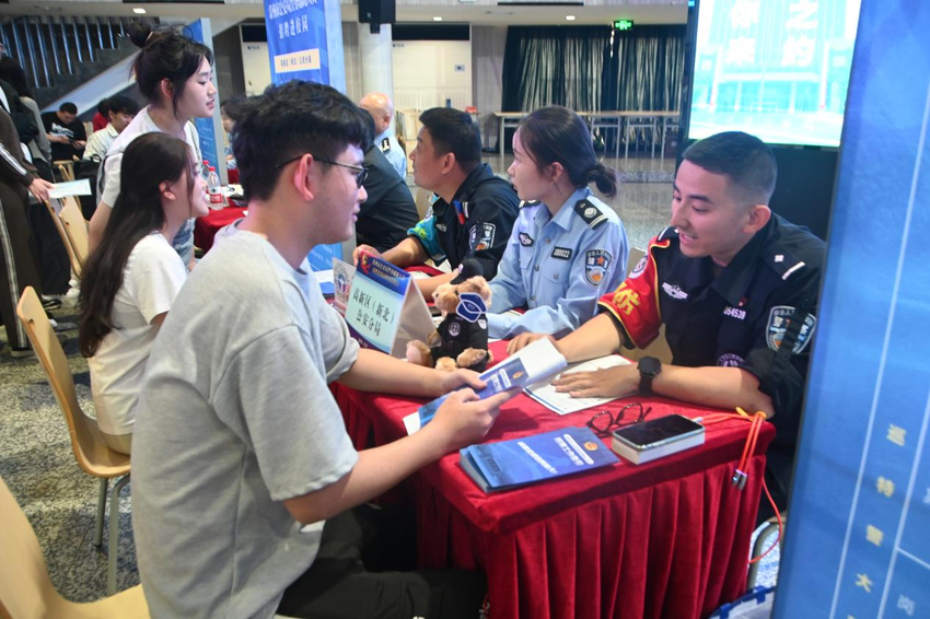 常州市公安局警务辅助人员招聘进校园活动在常州工程学院举行