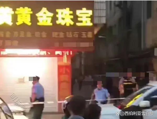 江西南昌县一金店遭抢劫，一男子向店主喷雾，警方：嫌疑人已落网