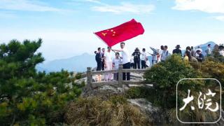 国庆黄金周第二天，九华山风景区迎来首个客流高峰