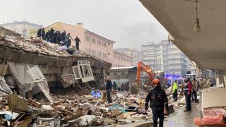 俄罗斯等国救援人员在震后近一周后在土耳其从废墟下救出一人