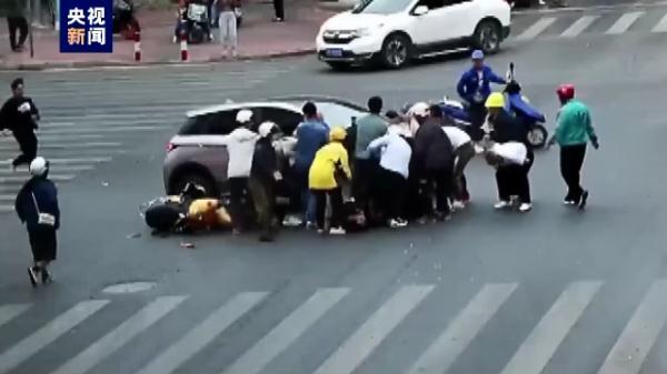 广西北海一男子被卷入车底20余人合力抬车救人