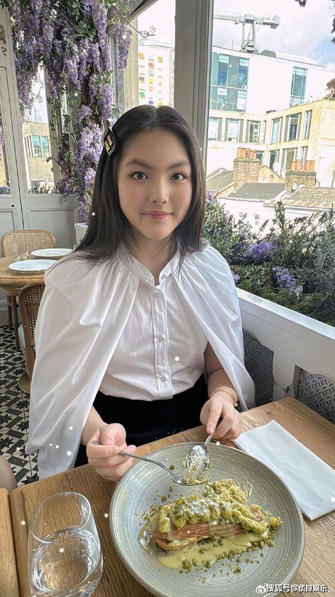 李湘女儿穿吊带裙拍大片，王诗龄瘦出新高，下颌线分明直角肩抢镜