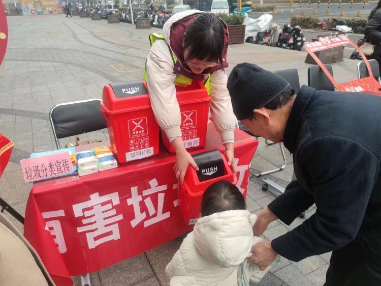 济南市历下区燕山街道学习雷锋，环保先行