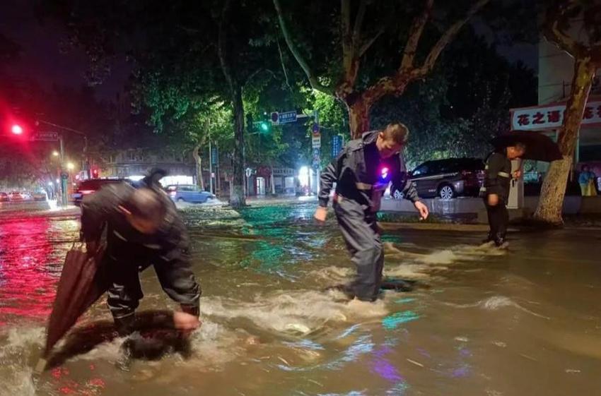 淄川区市政环卫人奋战一线，全力当好风雨天的“守路人”