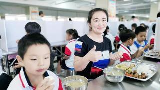 学校伙食咋样？家长来陪餐