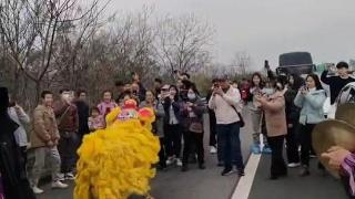 广西一舞狮队高速遇堵车后“下场”表演，负责人：两三百人观看，缓解拥堵的焦虑情绪