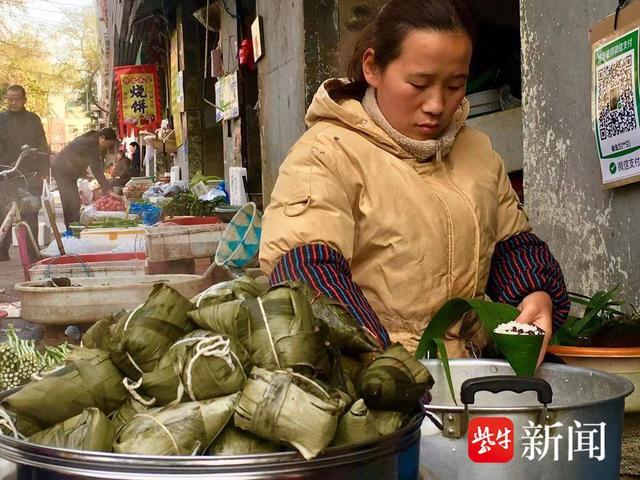 南京街头粽子香了 女顾客：价格和去年端午节差不多