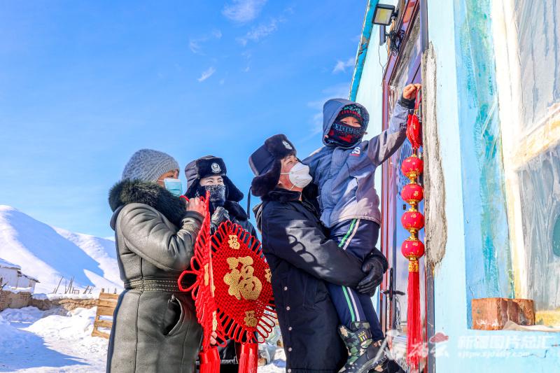 富蕴县：“爬犁警车”送年货