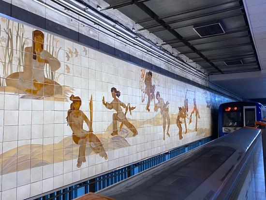 在北京，乘着地铁看壁画｜文化中国行
