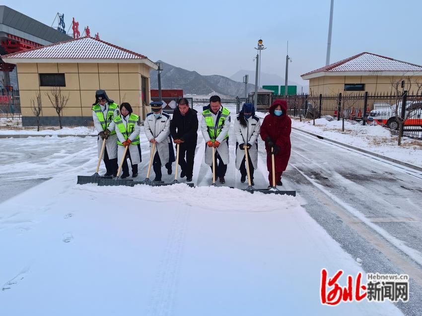 张承高速张家口分公司（延崇分公司）迅速应对雪情 守护道路安全畅行