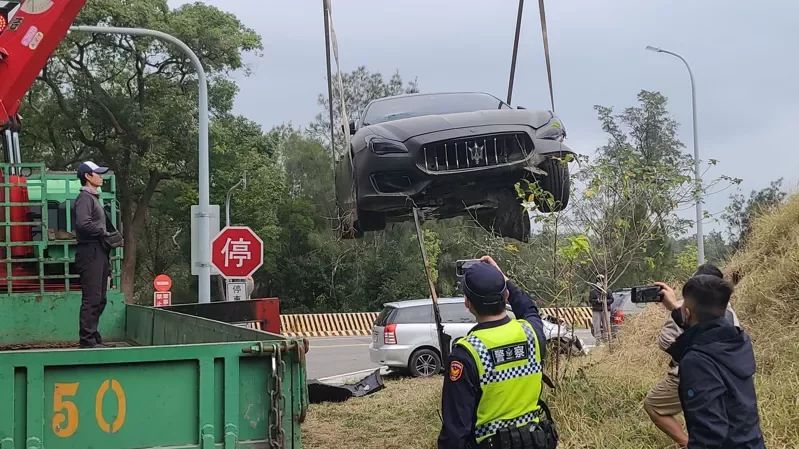 惊险！何润东遭遇车祸，豪车散架，副导演脑震荡脊椎移位很严重！