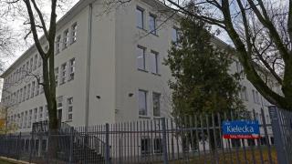 俄驻华沙大使馆下属的俄语学校员工离校