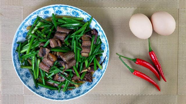 鲜美交融，黄鳝炒韭黄，一道家常美味的乡土佳肴