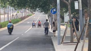 电动轮椅上马路太危险！交管部门：只能在人行道行驶
