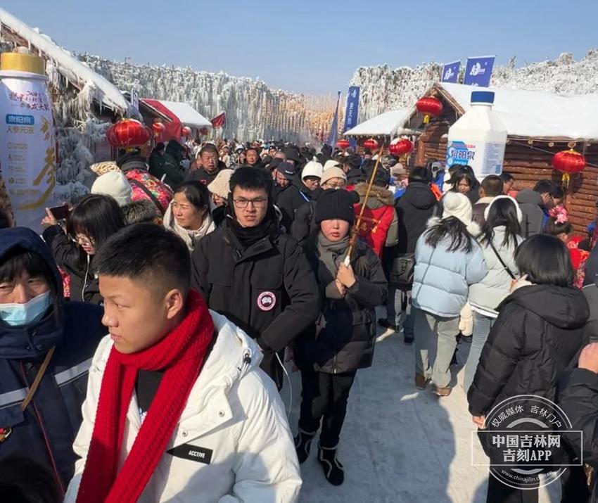 首届松花江滑冰马拉松｜穿越雪谷市集，吃不完！根本吃不完！