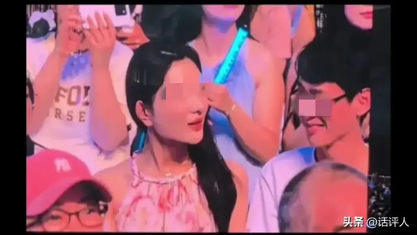 舔狗！男子陪女生看薛之谦演唱会，女子却称一人来的！网友嘲笑！