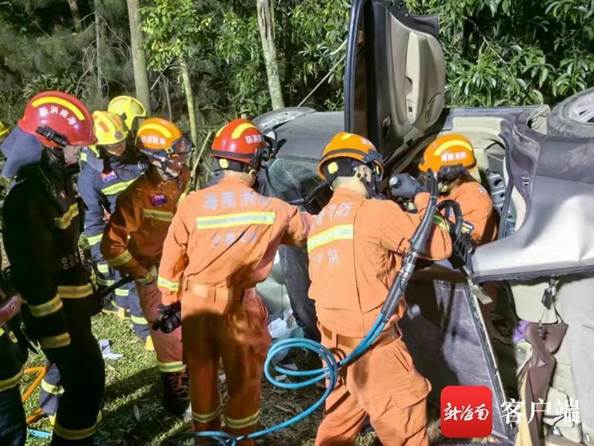 两车碰撞致2人被困 文昌消防成功营救